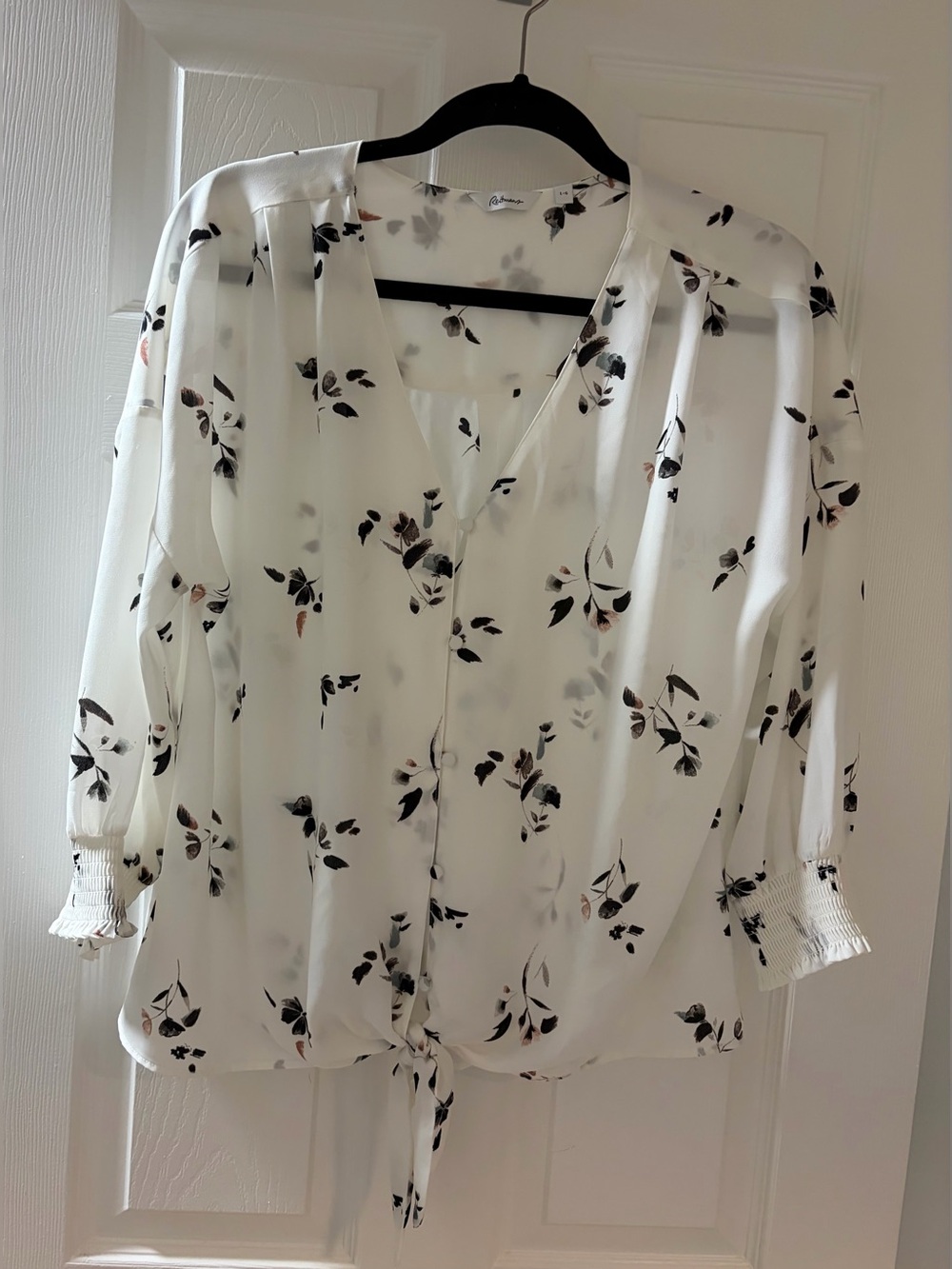 Beautiful Women’s Dressy Reitmans 3/4 sleeve length shirt.